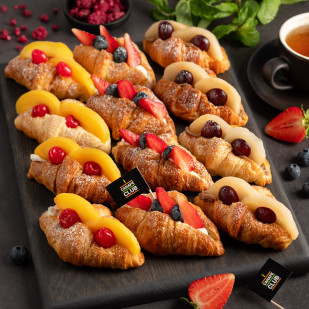 Мини-круассаны с ягодами и фруктами